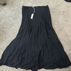 Black Double lined max studio pleated skirt